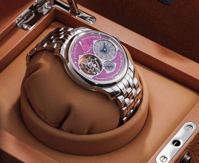  Trong bối cảnh thị trường đồng hồ xa xỉ thường chú ý đến Rolex Daytona cầu vồng hay các mẫu Richard Mille triệu USD, F.P. Journe Tourbillon Souverain Cœur de Rubis đại diện cho thú sưu tầm kín tiếng hơn. Giá trị của nó không chỉ nằm ở vật liệu quý hay độ hiếm, mà còn ở kỹ thuật chế tác, vị thế của đồng hồ độc lập và dấu ấn cơ khí đặc trưng của F.P. Journe. Cỗ máy này được cho là có giá khoảng 1,8 triệu USD. Ảnh: Phillips.
