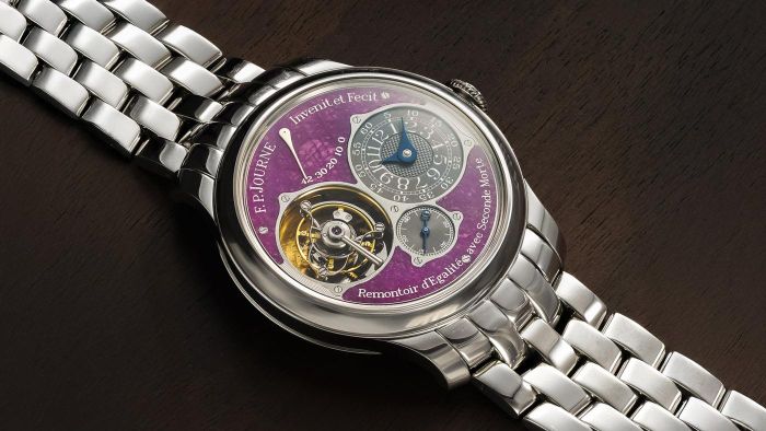  Tourbillon Souverain Cœur de Rubis chỉ được F.P. Journe sản xuất trong 2 năm, từ 2019 đến 2020, với số lượng giới hạn 20 chiếc. Mẫu đồng hồ có kích thước 40 mm và bộ máy gồm 193 linh kiện. Phiên bản tiêu chuẩn ban đầu được bán kèm dây da, chiếc Zuckerberg đeo được lắp dây platinum Tourbillon Souverain, chi tiết càng làm tăng độ hiếm của cỗ máy này. Ảnh: Hairspring.