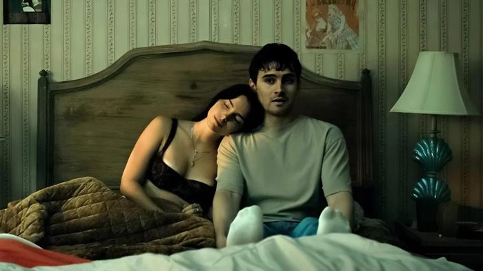  Obsession theo chân Bear (Michael Johnston), một cậu trai tốt bụng, rụt rè, luôn cố gắng che giấu tình cảm mãnh liệt dành cho Nikki (Inde Navarrette). Nhờ một món đồ có khả năng thực hiện điều ước, Bear mong Nikki yêu mình hơn bất kỳ ai. Thế nhưng, khát khao tưởng chừng lãng mạn ấy nhanh chóng biến thành cơn ác mộng, khi Nikki dần trở nên cuồng nhiệt, bất thường và mất kiểm soát. Ảnh: Focus Features. 