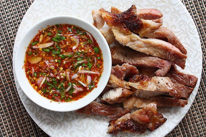  Thịt má heo nướng là cách chế biến tạo nên lớp ngoài hơi xém với hương thơm khói đặc trưng, trong khi phần thịt bên trong vẫn mềm và mọng. Ảnh: SheSimmers. 