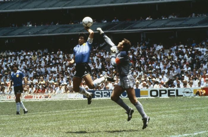  Bàn thắng bằng tay gây tranh cãi của Maradona giúp Argentina vượt lên dẫn trước 1-0 trước tuyển Anh tại World Cup 1986. Ảnh: Bob Thomas.