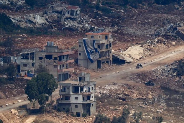  Một phương tiện quân sự của Israel di chuyển tại Lebanon ngày 27/6. Ảnh: Reuters. 