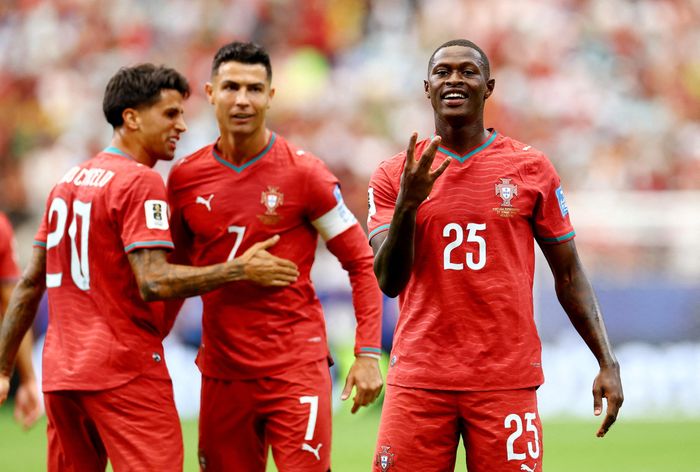  Ronaldo sẵn sàng lùi lại để đàn em tỏa sáng. 