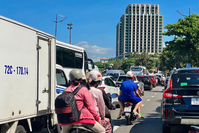 Cảnh kẹt xe nối dài trên đường Trần Phú, gần Bãi Trước vào khoảng 10h, ngày 27/6. 