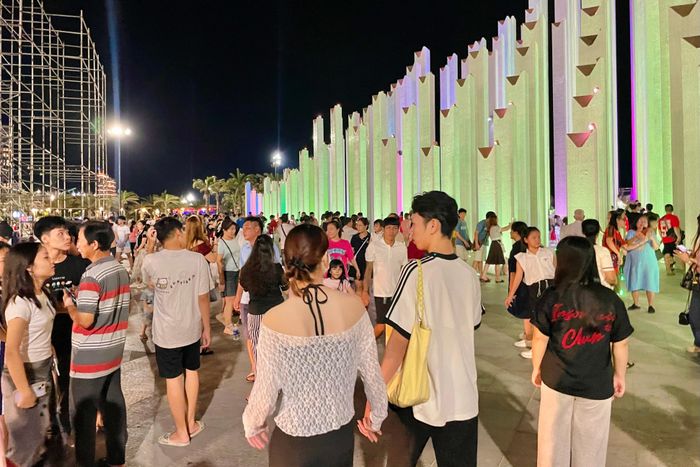 Khu vực tháp Tam Thắng đông người đến hóng mát, chụp ảnh vào 19h, ngày 26/6. Đến 21h, người đến càng nhiều, quảng trường gần như chật kín. 