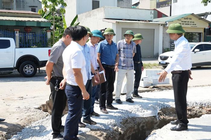 Đoàn giám sát Ủy ban MTTQ tỉnh kiểm tra thực tế các công trình nâng cấp, cải tạo hệ thống giao thông kết hợp xử lý các điểm ngập úng, cải tạo hệ thống thoát nước trên địa bàn phường Cao Xanh. Ảnh: HOÀNG NGA