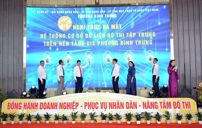 Nghi thức ra mắt hệ thống cơ sở dữ liệu đô thị tập trung trên nền tảng GIS phường Bình Trưng