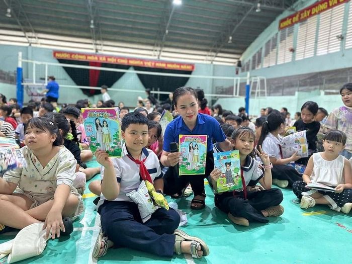 Các em thiếu nhi vui mừng khi nhận được những phần quà từ Ban tổ chức