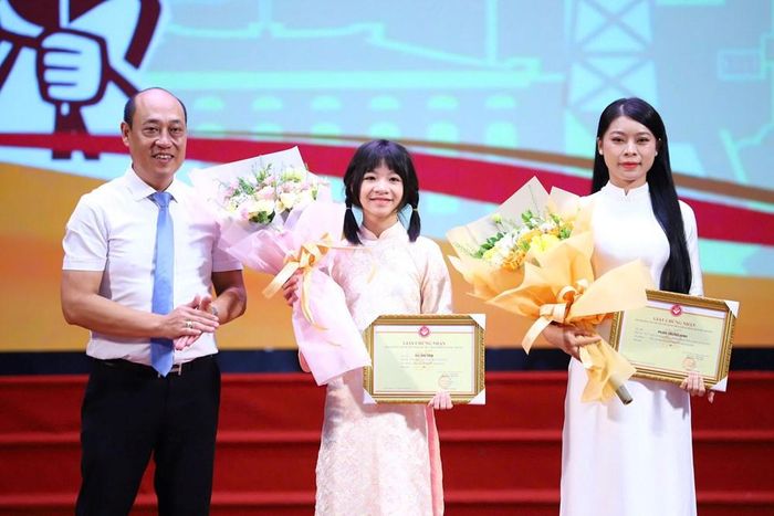 Ông Nghiêm Hà Hải, Phó Cục trưởng Cục Văn hóa cơ sở, Gia đình và Thư viện trao giải Ba cho các tác giả đạt giải