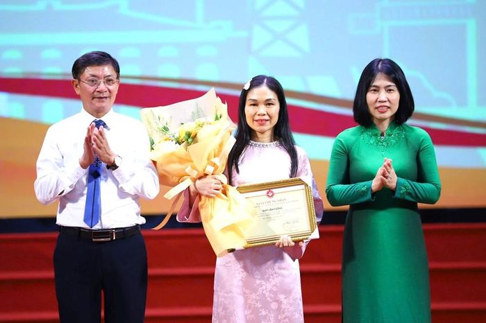 Ban tổ chức trao giải Nhì cho tác giả đạt giải