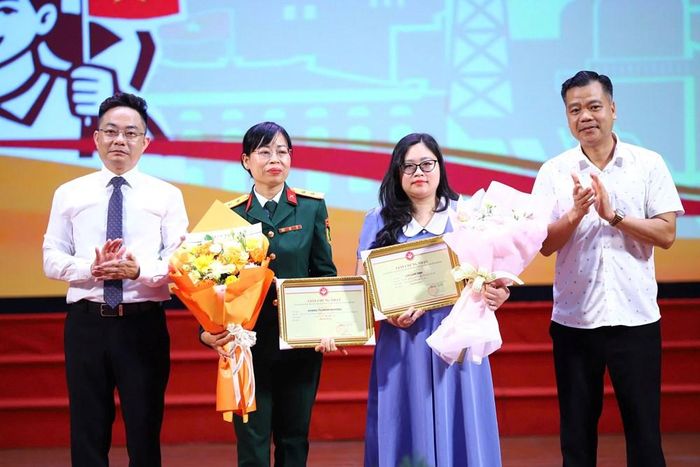 Ban tổ chức trao giải Khuyến khích