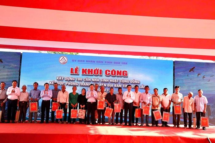 Lãnh đạo Trung ương và tỉnh Đắk Lắk trao tặng 20 suất quà cho các gia đình chính sách, hộ nghèo tại xã Hòa Thịnh