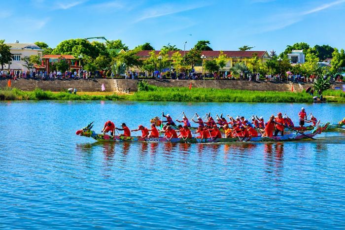 Những tay chèo thi đấu quyết liệt, tạo nên các màn bứt tốc hấp dẫn trên đường đua