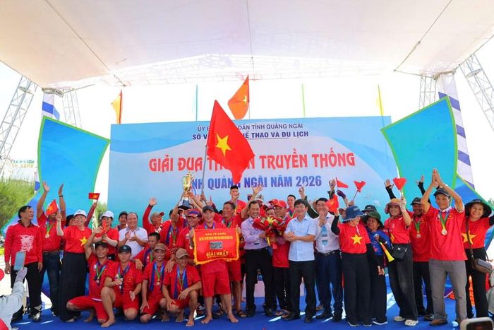 Ban tổ chức trao giải Nhất cho đội xã Đông Sơn