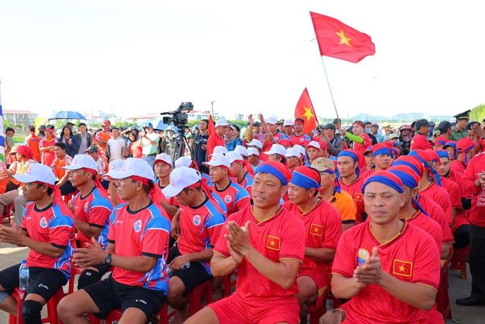 Các vận động viên thể hiện tinh thần đoàn kết, nỗ lực chinh phục đường đua truyền thống