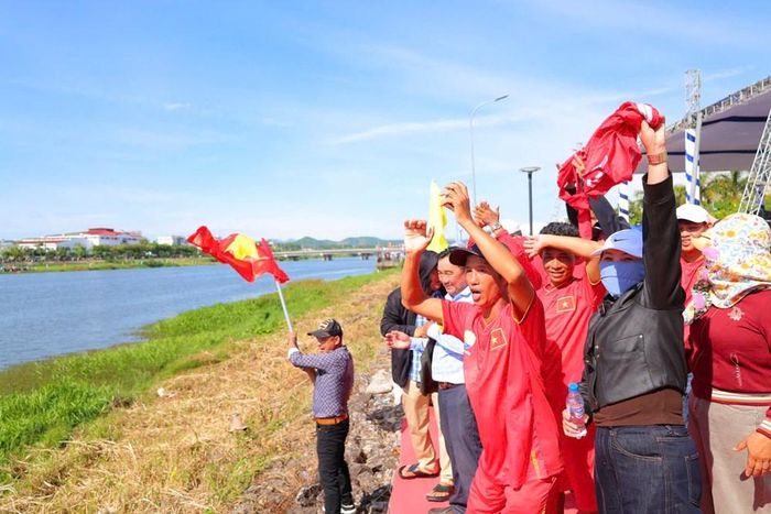Tiếng hò reo, cổ vũ của khán giả tiếp thêm động lực cho các tay chèo trên đường đua