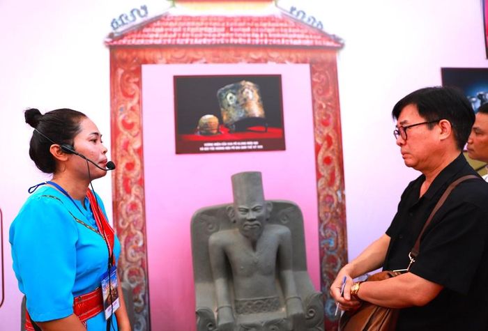 Kho báu các vương triều Champa được lưu giữ qua nhiều thế kỷ tại gia đình bà Nguyễn Thị Thềm ở thôn Tịnh Mỹ, xã Hồng Thái, tỉnh Lâm Đồng
