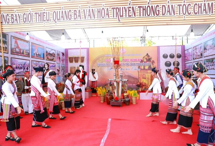Nhộn nhịp, rộn ràng và cuốn hút với du khách trong không gian trưng bày văn hóa truyền thống Chăm Hroi tỉnh Đắk Lắk