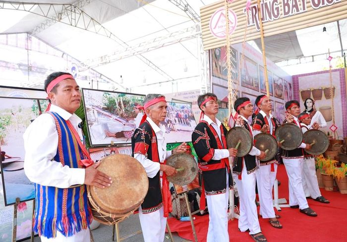 Nghệ thuật trình diễn trống đôi, cồng ba, chiêng năm của đồng bào Chăm H’roi tỉnh Đắk Lắk được Bộ VHTTDL công nhận là Di sản văn hóa phi vật thể quốc gia
