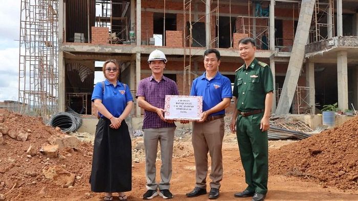 Chi đoàn Ban Quản lý các dự án đầu tư xây dựng tỉnh Gia Lai trao quà động viên các đơn vị thi công