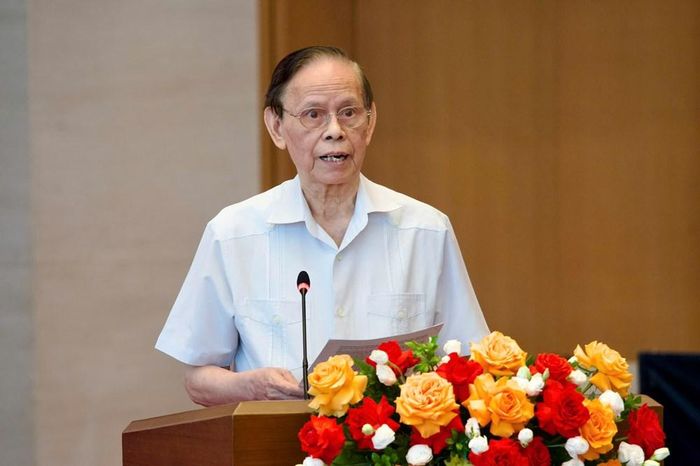 PGS.TS Nguyễn Hồng Vinh, nguyên Chủ tịch Hội Nhà báo Việt Nam, nguyên Tổng Biên tập Báo Nhân Dân, nguyên Đại biểu Quốc hội khóa X và XI trình bày tham luận với chủ đề: "Tiếng nói Diên Hồng: Từ nghị trường đến trang báo"