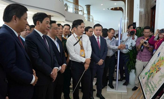 Đại tướng Phan Văn Giang và các đại biểu nghe giới thiệu về quy hoạch phát triển cùng các dự án trọng điểm của tỉnh Đắk Lắk