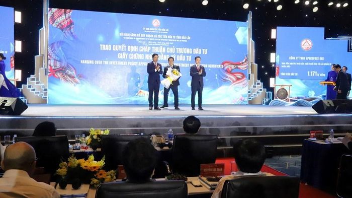 Bí thư Tỉnh ủy Đắk Lắk Lương Nguyễn Minh Triết và Chủ tịch UBND tỉnh Đỗ Hữu Huy trao chứng nhận đầu tư cho doanh nghiệp