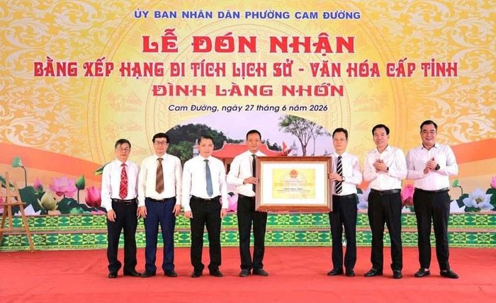 Trao Bằng Di tích lịch sử - văn hóa cấp tỉnh đối với đình Làng Nhớn cho phường Cam Đường