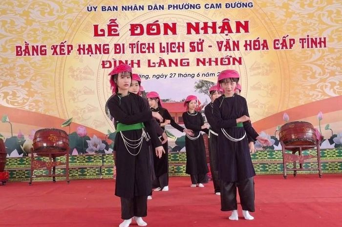 Tại chương trình, người dân và du khách tham gia nhiều hoạt động văn hóa, văn nghệ, trò chơi dân gian