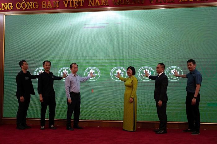 Các đại biểu ấn nút khai mạc triển lãm “Trải nghiệm văn hóa từ không gian lưu trú”