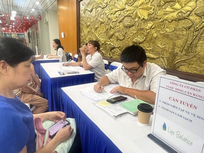 Dù đã có lương hưu nhưng bà Nguyễn Thị Liên (65 tuổi) vẫn mong muốn tìm một công việc phù hợp