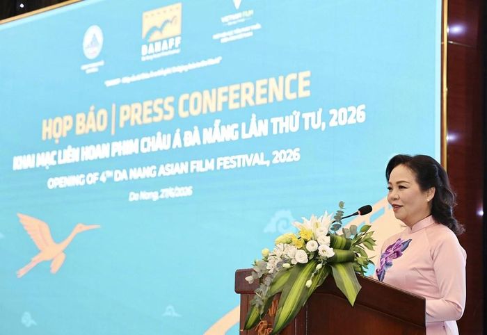 TS Ngô Phương Lan, Chủ tịch Hiệp hội Xúc tiến phát triển Điện ảnh Việt Nam, Đồng Trưởng Ban tổ chức, Giám đốc DANAFF IV phát biểu tại buổi họp báo