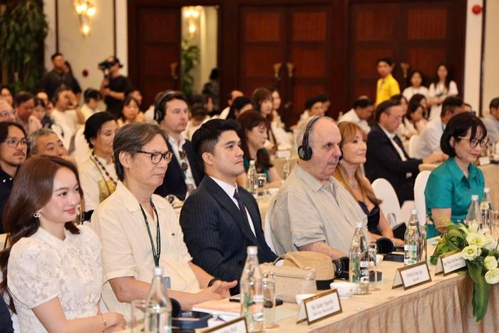Các nghệ sĩ, diễn viên trong nước và quốc tế tại cuộc họp báo