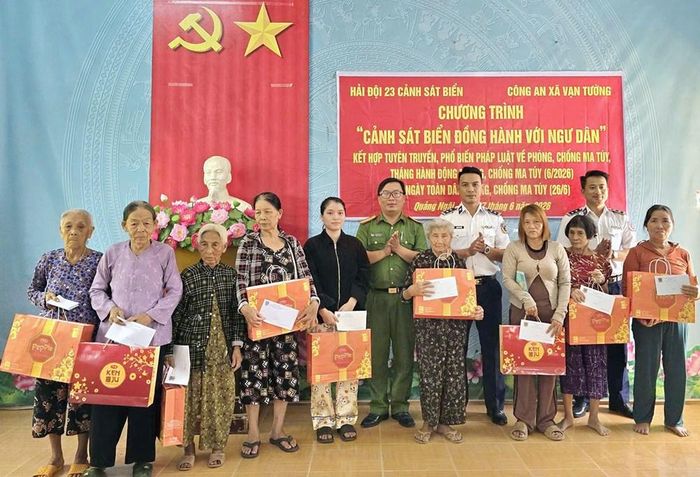 Trao quà hỗ trợ các gia đình có hoàn cảnh khó khăn