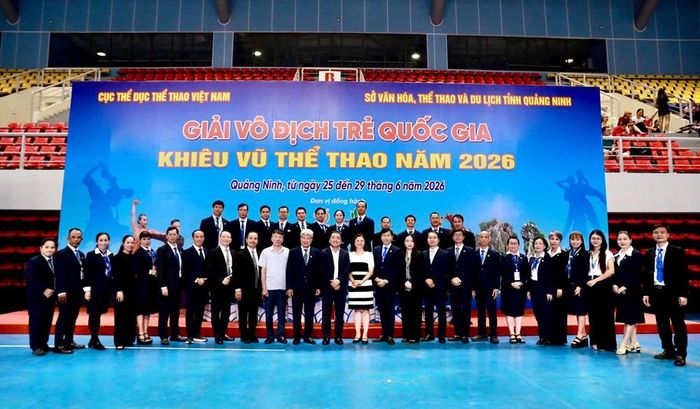 Đại diện BTC, các đại biểu và Hội đồng trọng tài điều hành giải