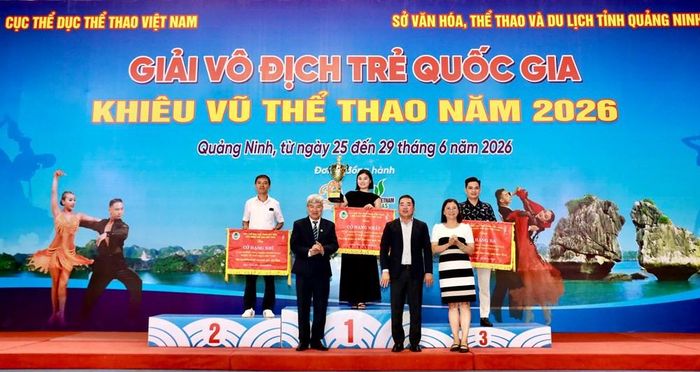 Ban tổ chức trao cờ cho các đội xuất sắc