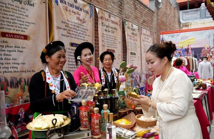 Du khách thưởng thức ẩm thực độc đáo của đồng bào dân tộc