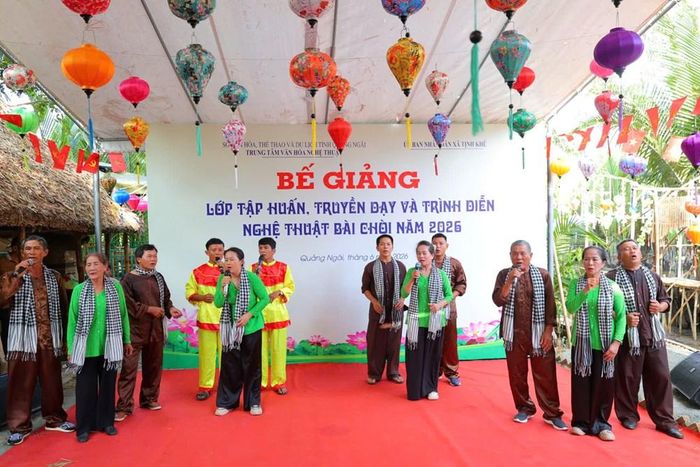 Các học viên biểu diễn những làn điệu Bài Chòi sau gần ba tuần được các nghệ nhân tận tình truyền dạy