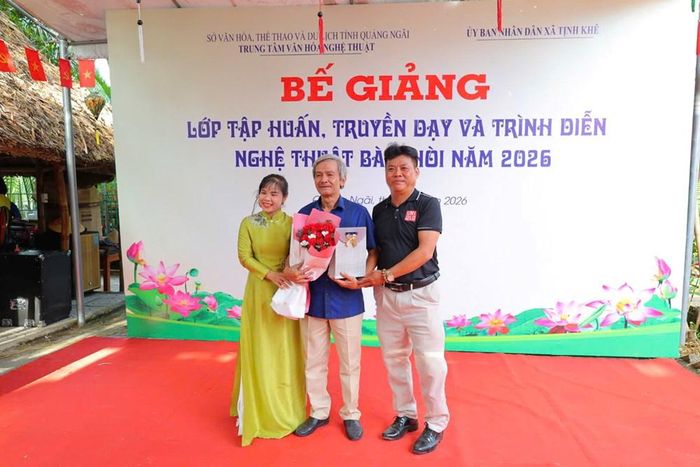 Các học viên tặng quà Nghệ nhân Ưu tú Trần Tám trực tiếp hướng dẫn học viên thực hành các làn điệu, kỹ năng diễn xướng nghệ thuật Bài Chòi