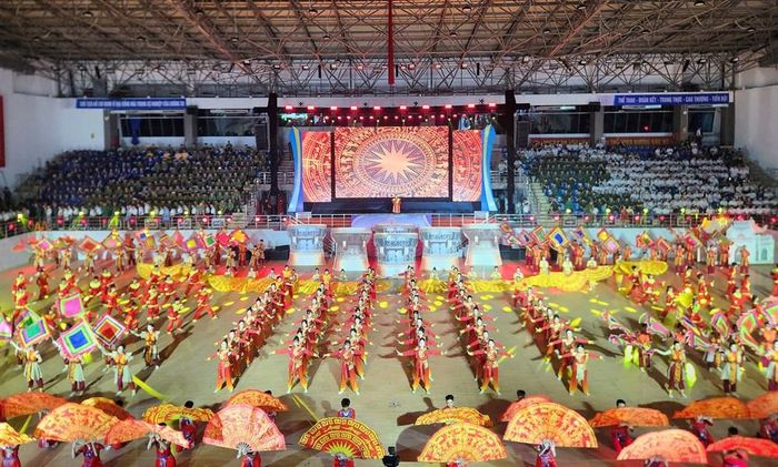 Lễ khai mạc khép lại với màn đồng diễn nghệ thuật rực rỡ, lan tỏa tinh thần thể thao