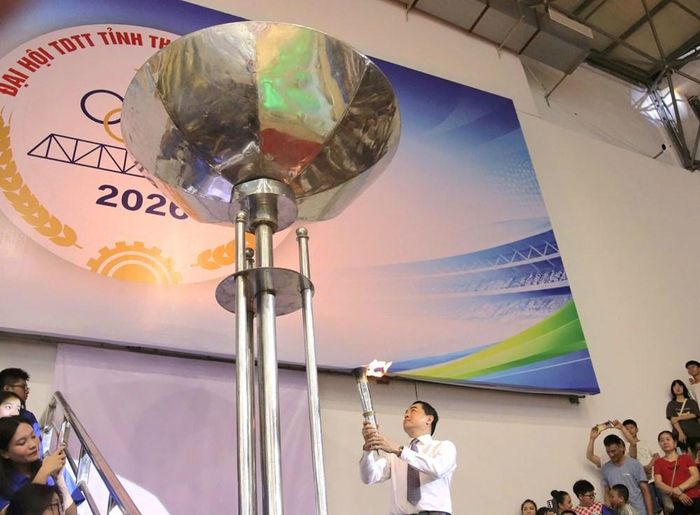 Ông Nguyễn Hoài Anh, Chủ tịch UBND tỉnh Thanh Hóa, thực hiện nghi thức thắp đài lửa truyền thống tại lễ khai mạc Đại hội