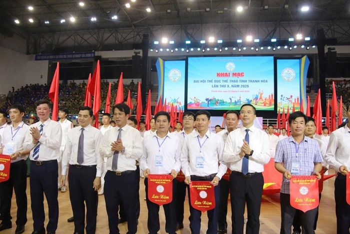 Lãnh đạo tỉnh Thanh Hóa trao cờ lưu niệm cho các đoàn thể thao tham dự Đại hội Thể dục thể thao tỉnh lần thứ X năm 2026