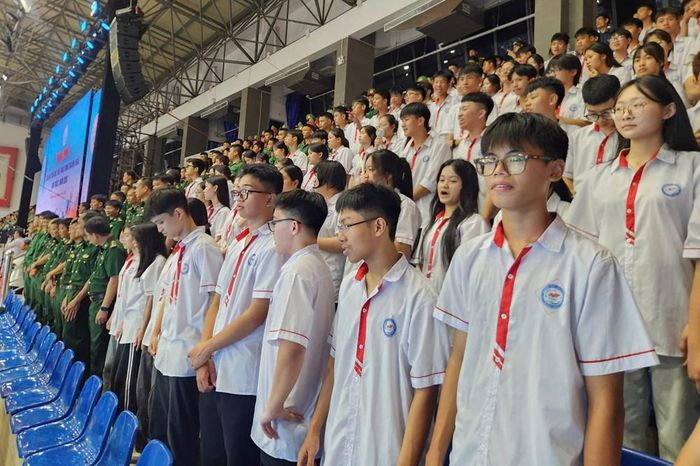 Đông đảo học sinh, lực lượng vũ trang và người dân đến cổ vũ lễ khai mạc Đại hội