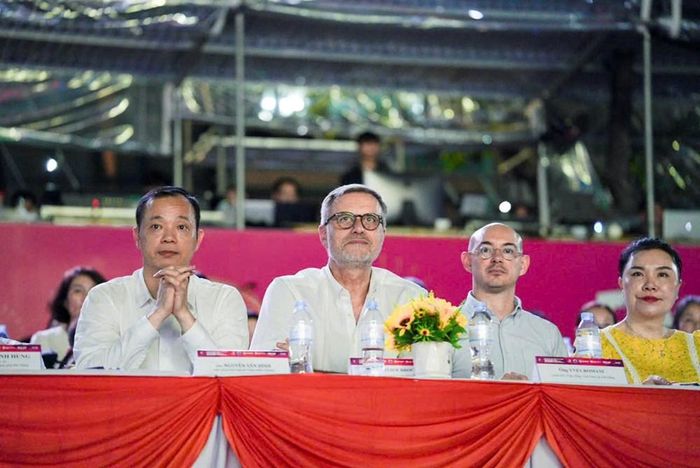 Ông Olivier Brochet, Đại sứ Đặc mệnh toàn quyền Cộng hòa Pháp tại Việt Nam (thứ 2 từ trái sang) tham dự đêm thi thứ 5 DIFF 2026