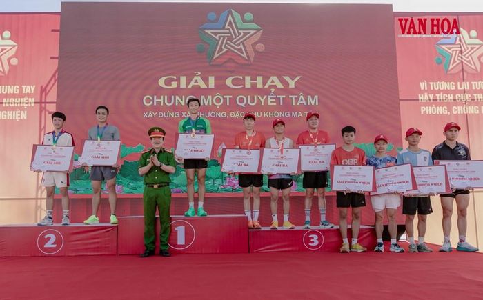 Lãnh đạo Công an tỉnh Quảng Trị trao thưởng cho các VĐV đạt thành tích cao
