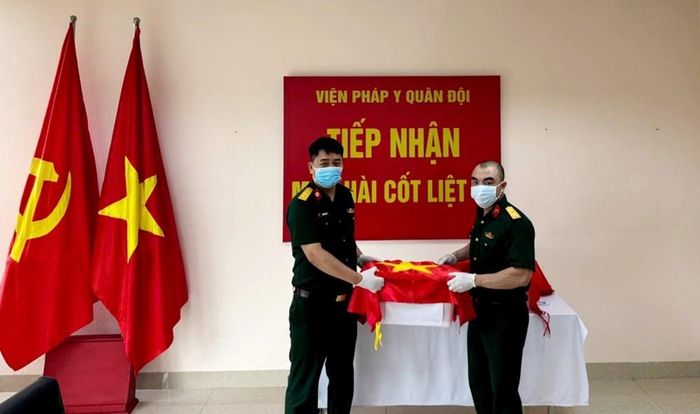 Bộ CHQS tỉnh Quảng Ninh bàn giao mẫu phẩm hài cốt liệt sĩ cho Viện Pháp y Quân đội để phân tích, giám định theo quy định. Ảnh: Trúc Linh