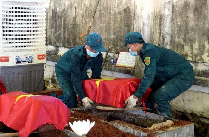 Sau khi hoàn thành lấy mẫu, các phần mộ liệt sĩ được hoàn trả nguyên trạng, giữ gìn sự tôn nghiêm tại Nghĩa trang Liệt sĩ Uông Bí. Ảnh: Trúc Linh