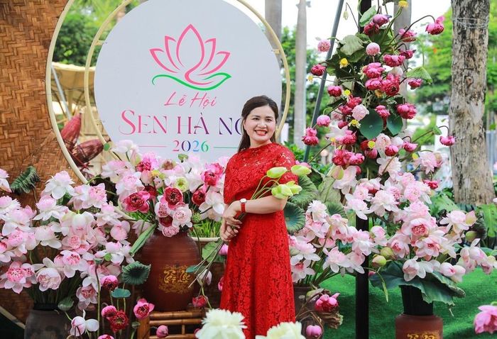 Người dân trải nghiệm không gian tại Lễ hội sen Hà Nội 2026. Ảnh: Khánh Hòa - TTXVN