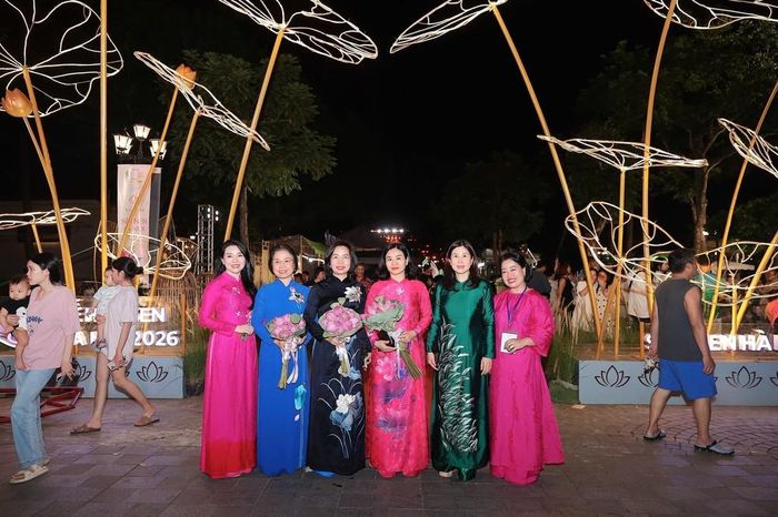 Đồng chí Nguyễn Thị Tuyến, Ủy viên Ban Chấp hành Trung ương Đảng, Phó Bí thư Đảng ủy Chính phủ, Bí thư Đảng ủy các cơ quan tham mưu, giúp việc của Đảng ủy Chính phủ (áo hồng giữa) cùng các đại biểu tham dự Lễ hội Sen Hà Nội năm 2026. Ảnh: Phạm Tuấn Anh - TTXVN
