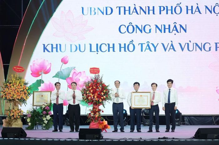 Thứ trưởng Bộ Văn hóa, Thể thao và Du lịch Nguyễn Huy Dũng trao Quyết định công nhận "Khu du lịch Hồ Tây và vùng phụ cận", góp phần tạo điểm nhấn trong phát triển du lịch văn hóa, sinh thái và không gian trải nghiệm gắn với sen của Thủ đô. Ảnh: Phạm Tuấn Anh - TTXVN